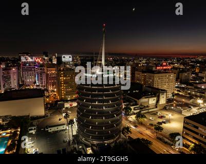 Los Angeles, États-Unis. 16 novembre 2023. Vue sur Hollywood avec l'emblématique Capitol Records. Les réouverture d'Hollywood sont deux longues grèves de l'industrie qui ont stoppé la production cinématographique et télévisuelle. 11/16/2023 Los Angeles, CA., États-Unis (photo de Ted Soqui/SIPA USA) crédit : SIPA USA/Alamy Live News Banque D'Images