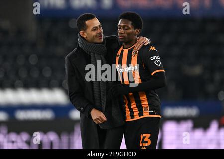 Liam Rosenior Manager de Hull City et Jaden Philogène-Bidace #23 de Hull City discutent à la fin du match de championnat Sky Bet Swansea City vs Hull City au Swansea.com Stadium, Swansea, Royaume-Uni, 25 novembre 2023 (photo de Craig Thomas/News Images) dans, le 11/25/2023. (Photo Craig Thomas/News Images/Sipa USA) crédit : SIPA USA/Alamy Live News Banque D'Images