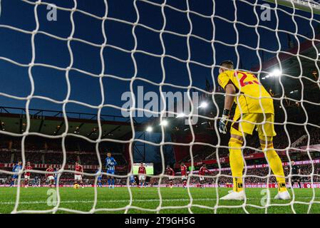 The City Ground, Nottingham, Royaume-Uni. 25 novembre 2023. Premier League football, Nottingham Forest contre Brighton et Hove Albion ; Joao Pedro de Brighton se prépare à prendre le penalty à la 58e minute crédit : action plus Sports/Alamy Live News Banque D'Images