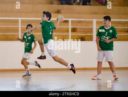 Viana do Castelo, Portugal - 13 novembre 2021 : joueur d'Afifense en action contre Vermoim, jeu de handball comptant pour le Tournoi Intantis. Banque D'Images