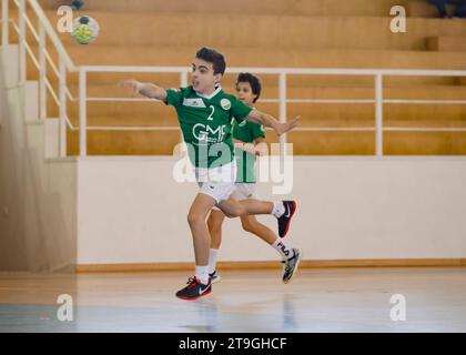 Viana do Castelo, Portugal - 13 novembre 2021 : joueur d'Afifense en action contre Vermoim, jeu de handball comptant pour le Tournoi Intantis. Banque D'Images