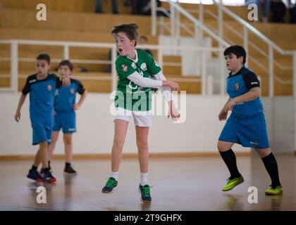 Viana do Castelo, Portugal - 13 novembre 2021 : joueur d'Afifense en action contre Vermoim, jeu de handball comptant pour le Tournoi Intantis. Banque D'Images