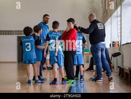 Viana do Castelo, Portugal - 13 novembre 2021 : joueur d'Afifense en action contre Vermoim, jeu de handball comptant pour le Tournoi Intantis. Banque D'Images