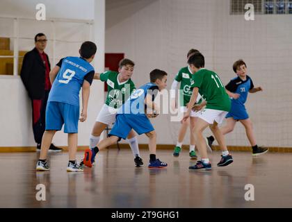 Viana do Castelo, Portugal - 13 novembre 2021 : joueur d'Afifense en action contre Vermoim, jeu de handball comptant pour le Tournoi Intantis. Banque D'Images