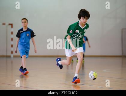 Viana do Castelo, Portugal - 13 novembre 2021 : joueur d'Afifense en action contre Vermoim, jeu de handball comptant pour le Tournoi Intantis. Banque D'Images