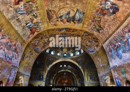 Venise, Italie - novembre 9 2023 : vue intérieure de la basilique Saint-Marc avec mosaïques dorées recouvertes de Piazza San Marco Banque D'Images