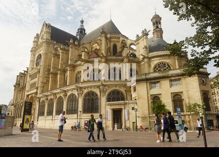 Paris, France - 27 août 2019 : personnes près de l’église Saint-Eustache à Paris, (l’église Saint-Eustache). Banque D'Images