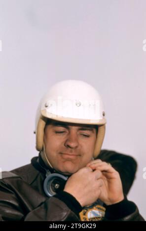 TRENTON, NJ - 30 MARS : le pilote Pat O'Connor pose pour un portrait avant le début de la course de championnat USAC 100 miles le 30 mars 1958 à Trenton, New Jersey. (Photo de Hy Peskin) *** Légende locale *** Pat O'Connor Banque D'Images