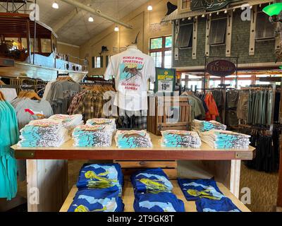 Islamorada, FL USA - 22 août 2022 : exposition de T-shirts dans un Bass Pro Shop à Islamorada, Floride. Banque D'Images