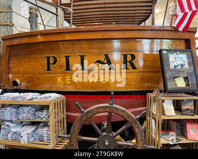 Islamorada, FL USA - 22 août 2022 : Ernest Hemmingways bateau le Pilar exposé dans un Bass Pro Shop à Islamorada, Floride. Banque D'Images