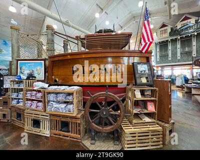 Islamorada, FL USA - 22 août 2022 : Ernest Hemmingways bateau le Pilar exposé dans un Bass Pro Shop à Islamorada, Floride. Banque D'Images