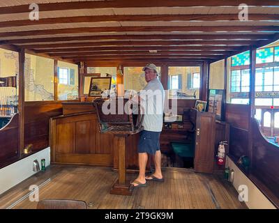 Islamorada, FL USA - 22 août 2022 : Ernest Hemmingways bateau le Pilar exposé dans un Bass Pro Shop à Islamorada, Floride. Banque D'Images