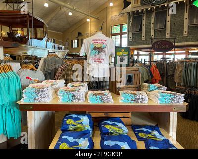 Islamorada, FL USA - 22 août 2022 : exposition de T-shirts dans un Bass Pro Shop à Islamorada, Floride. Banque D'Images