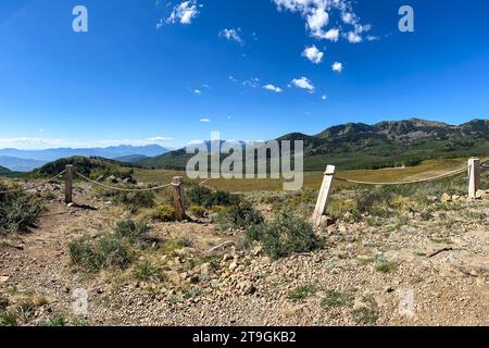 La vue panoramique de Deer Valley près de Park City, Utah aux États-Unis par une journée ensoleillée. Banque D'Images