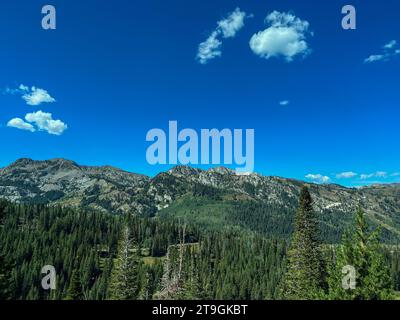 La vue panoramique de Deer Valley près de Park City, Utah aux États-Unis par une journée ensoleillée. Banque D'Images