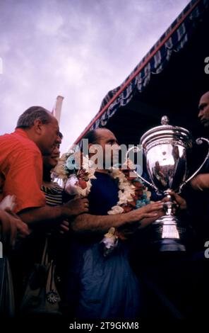 LA HAVANE, CUBA - FÉVRIER 24 : Juan Manuel Fangio (1911-1995) pilote de la Maserati 300S reçoit le trophée du dictateur cubain Fulgencio Batista (1901-1973) après avoir remporté le Grand Prix de Cuba 1957 le 24 février 1957 à la Havane, Cuba. (Photo de Hy Peskin) *** Légende locale *** Juan Manuel Fangio;Fulgencio Batista Banque D'Images