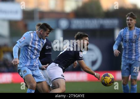 Londres, Royaume-Uni. 25 novembre 2023. Liam Kitching de Coventry City est en tête du match du championnat EFL Sky Bet entre Millwall et Coventry City au Den, Londres, Angleterre, le 25 novembre 2023. Photo de Joshua Smith. Usage éditorial uniquement, licence requise pour un usage commercial. Aucune utilisation dans les Paris, les jeux ou les publications d'un seul club/ligue/joueur. Crédit : UK Sports pics Ltd/Alamy Live News Banque D'Images