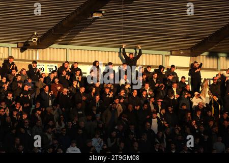 Londres, Royaume-Uni. 25 novembre 2023. Les fans de Millwall au soleil lors du match EFL Sky Bet Championship match entre Millwall et Coventry City au Den, Londres, Angleterre le 25 novembre 2023. Photo de Joshua Smith. Usage éditorial uniquement, licence requise pour un usage commercial. Aucune utilisation dans les Paris, les jeux ou les publications d'un seul club/ligue/joueur. Crédit : UK Sports pics Ltd/Alamy Live News Banque D'Images