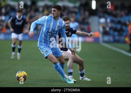 Londres, Royaume-Uni. 25 novembre 2023. Bobby Thomas de Coventry City sur le ballon lors du match EFL Sky Bet Championship match entre Millwall et Coventry City au Den, Londres, Angleterre le 25 novembre 2023. Photo de Joshua Smith. Usage éditorial uniquement, licence requise pour un usage commercial. Aucune utilisation dans les Paris, les jeux ou les publications d'un seul club/ligue/joueur. Crédit : UK Sports pics Ltd/Alamy Live News Banque D'Images