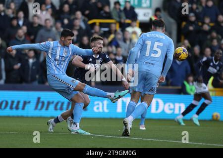 Londres, Royaume-Uni. 25 novembre 2023. Bobby Thomas de Coventry City sur le ballon lors du match EFL Sky Bet Championship match entre Millwall et Coventry City au Den, Londres, Angleterre le 25 novembre 2023. Photo de Joshua Smith. Usage éditorial uniquement, licence requise pour un usage commercial. Aucune utilisation dans les Paris, les jeux ou les publications d'un seul club/ligue/joueur. Crédit : UK Sports pics Ltd/Alamy Live News Banque D'Images