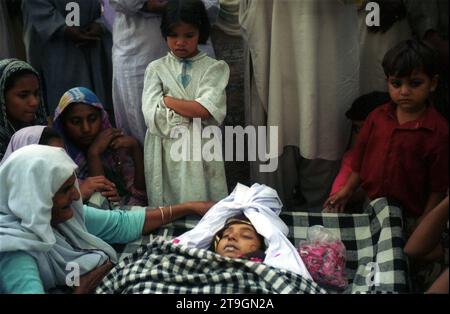 Pakistan waehrend der Krise 2001. 07.10.2001, PAK, Pakistan, Islamabad, capitale : Die christliche Religionsminderheit in der France Collonie, ein Christen-Viertel bidonville à Islamabad. Eine Mutter ist BEI der Geburt Ihres zweiten Kindes aus mangelnder medizinischer Versorgung gestorben bzw. sie war zu ARM UM sich medizinische Hilfe zu leisten. Die verwandten und Freunde vor der Beerdigung am Sterbebett. PAK, Pakistan, Islamabad, capitale : la minorité religieuse chrétienne dans le bidonville de France Collonie, quartier chrétien d'Islamabad. Une mère est décédée lors de la naissance de son deuxième enfant à cause de Banque D'Images