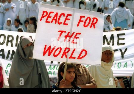 Pakistan waehrend der Krise 2001. 27.09.2001, PAK, Pakistan, Islamabad, capitale : Schueler und Schuelerinnen demonstrieren am Solidarity Day in Islamabad in der Blauen zone Zentrum fuer Frieden. PAK, Pakistan, Islamabad, capitale : des étudiants manifestent lors de la Journée de solidarité au Centre de la zone bleue pour la paix à Islamabad. Crédit : Imago/Alamy Live News Banque D'Images