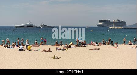 Cannes, France - 21 juin 2019 : les gens se reposent sur la plage de Cannes. Banque D'Images