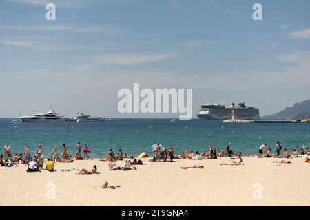 Cannes, France - 21 juin 2019 : les gens se reposent sur la plage de Cannes. Banque D'Images