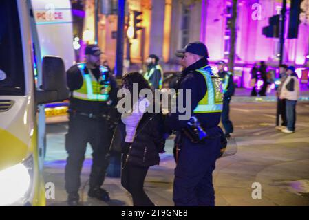 Londres, Royaume-Uni. 25 novembre 2023. Fille arrêtée à la manifestation Pro Palestine. Crédit : graham mitchell/Alamy Live News Banque D'Images