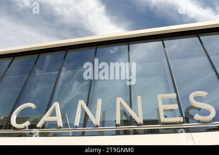 Cannes, France - 21 juin 2019 : panneau Cannes sur le bâtiment de la gare principale. Banque D'Images