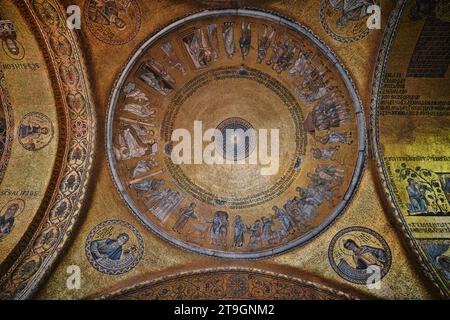 Venise, Italie - novembre 9 2023 : vue intérieure de la basilique Saint-Marc avec mosaïques dorées recouvertes de Piazza San Marco Banque D'Images