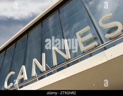 Cannes, France - 21 juin 2019 : panneau Cannes sur le bâtiment de la gare principale. Banque D'Images