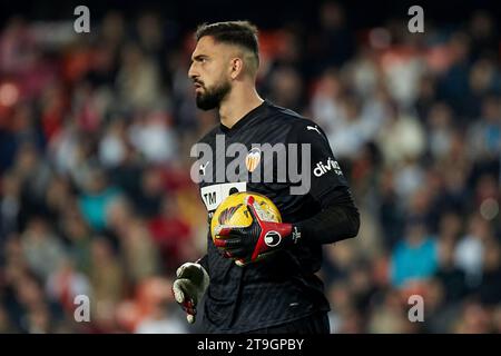 Valencia, Espagne. 25 novembre 2023. Giorgi Mamardashvili gardien de but de Valencia CF lors du match de la Liga entre Valencia CF et RC Celta a joué au Mestalla Stadium le 25 novembre à Valence Espagne. (Photo de Jose Torres/PRESSINPHOTO) crédit : PRESSINPHOTO SPORTS AGENCY/Alamy Live News Banque D'Images