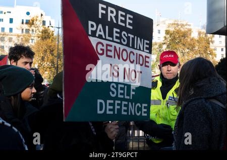 Le 25 novembre 2023, des centaines de milliers de personnes ont défilé en soutien à la Palestine, réclamant un cessez-le-feu permanent et la fin des bombardements de G. Banque D'Images