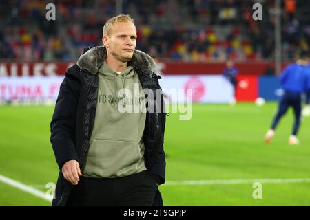 Manager Karel Geraerts (FC Schalke 04) Duesseldorf, Allemagne, 25.11.2023. Fortuna Duesseldorf vs FC Schalke 04, football, 2. Bundesliga, 14. Journée, saison 2023/2024. LES RÈGLEMENTS DU LDF INTERDISENT TOUTE UTILISATION DE PHOTOGRAPHIES COMME SÉQUENCES D'IMAGES ET/OU QUASI-VIDÉO. Crédit : newsNRW / Alamy Live News Banque D'Images