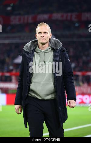 Manager Karel Geraerts (FC Schalke 04) Duesseldorf, Allemagne, 25.11.2023. Fortuna Duesseldorf vs FC Schalke 04, football, 2. Bundesliga, 14. Journée, saison 2023/2024. LES RÈGLEMENTS DU LDF INTERDISENT TOUTE UTILISATION DE PHOTOGRAPHIES COMME SÉQUENCES D'IMAGES ET/OU QUASI-VIDÉO. Crédit : newsNRW / Alamy Live News Banque D'Images