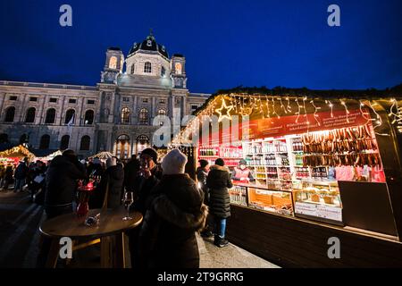 Vienne, Autriche. 25 novembre 2023. Marchés de Noël à Vienne, Autriche, photographiés le 25 novembre 2023. Sur la photo est vu le marché sur la Maria-Theresia-Platz (place Maria Theresa). Crédit : Patrik Uhlir/CTK photo/Alamy Live News Banque D'Images