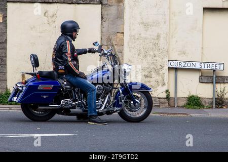 Biker sur une moto Harley Davidson bleue au vélo Calne rencontre avec Curzon Street signe en arrière-plan juillet 2023 Banque D'Images