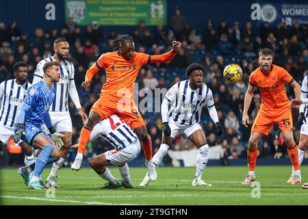 West Bromwich, Royaume-Uni. 25 novembre 2023. West Bromwich Albion contrecarre la menace dans la région de Freddie Ladapo d'Ipswich lors de l'EFL Sky Bet Championship match entre West Bromwich Albion et Ipswich Town aux Hawthorns, West Bromwich, Angleterre le 25 novembre 2023. Photo de Stuart Leggett. Usage éditorial uniquement, licence requise pour un usage commercial. Aucune utilisation dans les Paris, les jeux ou les publications d'un seul club/ligue/joueur. Crédit : UK Sports pics Ltd/Alamy Live News Banque D'Images