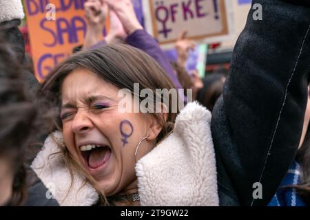 Sisli, Istanbul, Turquie. 25 novembre 2023. Les femmes crient des slogans à l'occasion de la Journée internationale pour l'élimination de la marche des femmes ViolenceÂ AgainstÂ à Istanbul, le 25 novembre 2023. (Image de crédit : © Tolga Uluturk/ZUMA Press Wire) USAGE ÉDITORIAL SEULEMENT! Non destiné à UN USAGE commercial ! Banque D'Images