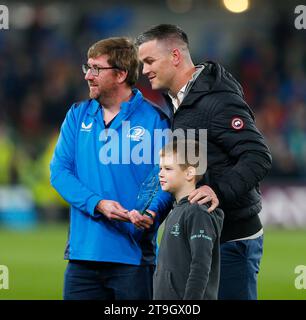 Aviva Stadium, Dublin, Irlande. 25 novembre 2023. United Rugby Championship Rugby, Leinster versus Munster ; Johnny Sexton reçoit un prix avec son fils à ses côtés Credit : action plus Sports/Alamy Live News Banque D'Images