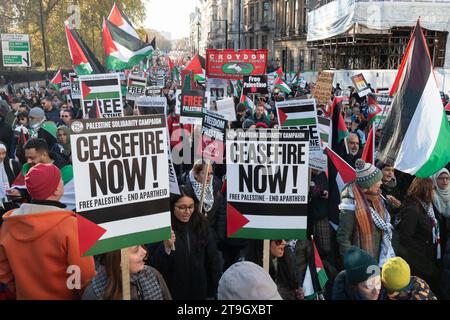 Londres, Royaume-Uni. 25 novembre 2023. Des dizaines de milliers de partisans palestiniens marchent à travers Londres de Hyde Park à Whitehall pour appeler à un cessez-le-feu permanent et à la fin du soutien britannique et américain au siège, au bombardement et à l'invasion de Gaza par Israël à la suite d'une attaque des militants du Hamas depuis le territoire assiégé d'Israël. Le territoire, soumis à un blocus depuis 2007, a été décrit par le Secrétaire général des Nations Unies Antonio Guterres comme étant « un cimetière pour enfants », tandis que Londres et Washington s'opposent à un cessez-le-feu permanent. Crédit : Ron Fassbender/Alamy Live News Banque D'Images