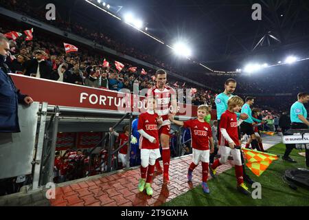 Duesseldorf, Allemagne, 25.11.2023. Fortuna Duesseldorf vs FC Schalke 04, football, 2. Bundesliga, 14. Journée, saison 2023/2024. LES RÈGLEMENTS DU LDF INTERDISENT TOUTE UTILISATION DE PHOTOGRAPHIES COMME SÉQUENCES D'IMAGES ET/OU QUASI-VIDÉO. Crédit : newsNRW / Alamy Live News Banque D'Images