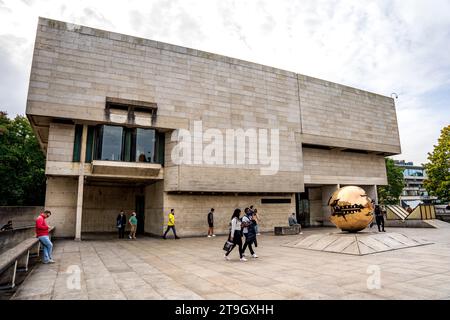 Berkeley Library avec la sculpture d'Arnaldo Pomodoro intitulée Sphere Withing Sphere, sur le campus du Trinity College, centre-ville de Dublin, Irlande Banque D'Images