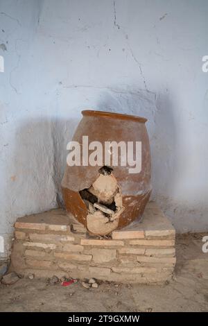 Grottes Argueda abandonnées intérieur avec vieux vase cassé et murs blancs, en Espagne Banque D'Images