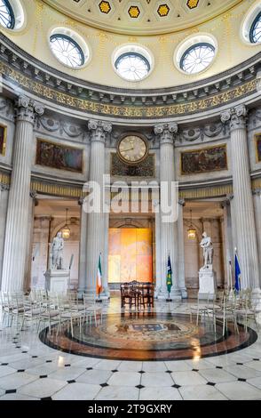 Hall d'entrée de l'hôtel de ville de Dublin construit au 18e siècle dans le style néoclassique, dans Dame Street, centre-ville de Dublin, Irlande Banque D'Images