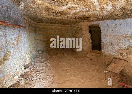 Grottes Argueda salle intérieure abandonnée avec des murs blancs, en Espagne Banque D'Images