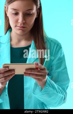 moment de contemplation tranquille pour un professionnel de la santé alors qu'elle consulte son smartphone pour obtenir des informations médicales précieuses Banque D'Images