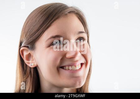 Le visage joyeux et le sourire éclatant de la jeune femme illuminent son esprit léger Banque D'Images