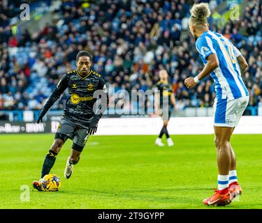 HUDDERSFIELD, ROYAUME-UNI. 25 novembre 2023. Championnat EFL : Huddersfield Town contre Southampton FC. Kyle Walker-Peters sur le ballon crédit Paul B Whitehurst/Alamy Live News Banque D'Images